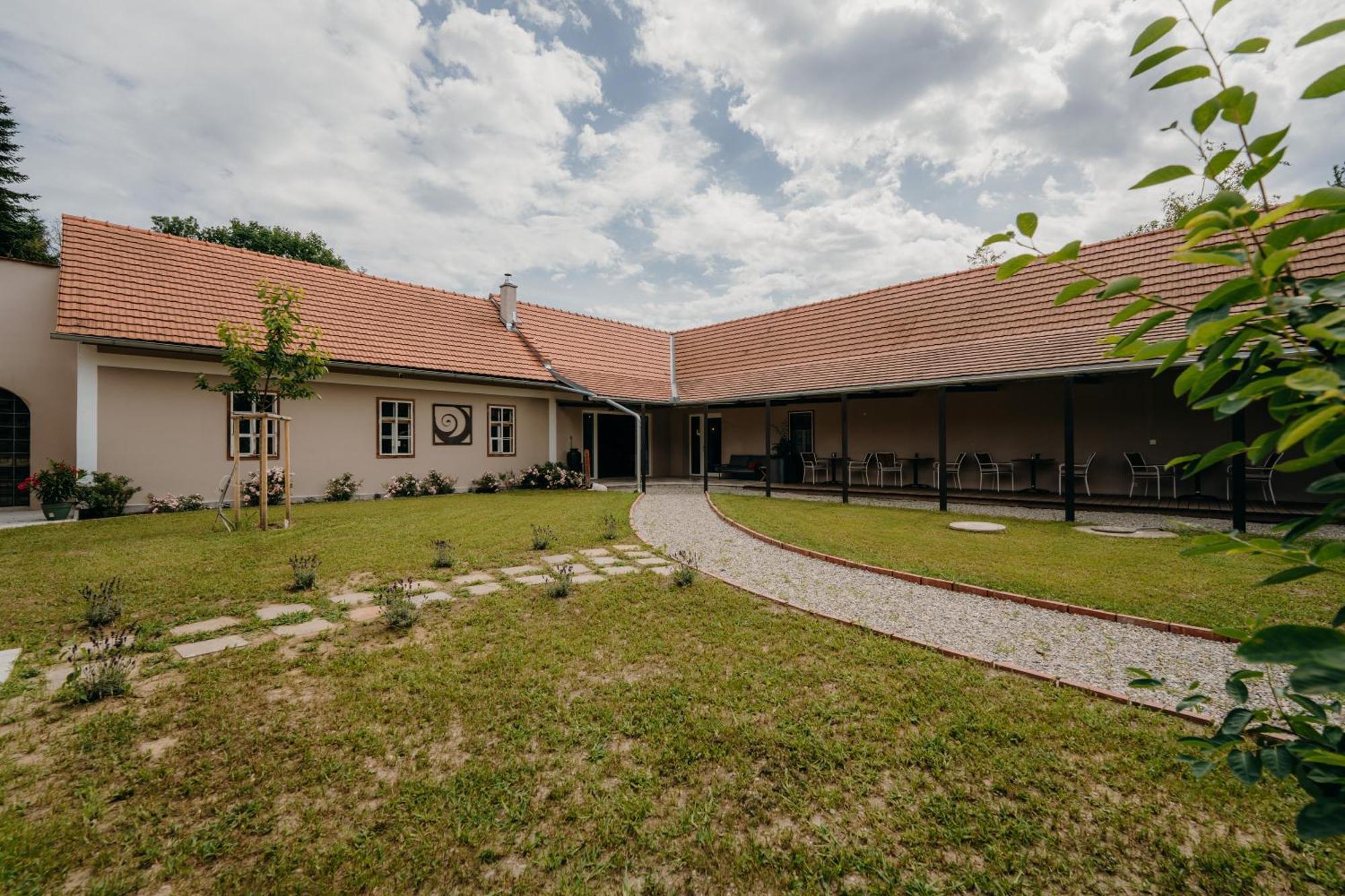 Monschein Weingut Straden Bed & Breakfast Exterior photo